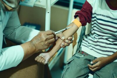 Πρωτοποριακή δοκιμή εμβολιασμού κατά του Έμπολα στην Ουγκάντα