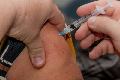 Η Επιτροπή προσφέρει σε 17 χώρες τη δυνατότητα να αγοράσουν πάνω από 27 εκ. δόσεις εμβολίων κατά της γρίπης